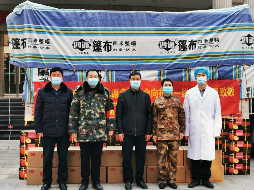 路鳳祎與志愿者、醫(yī)生防疫現(xiàn)場合影